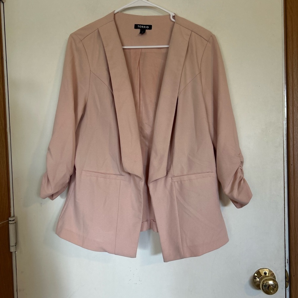 Torrid Blazer Open Front Ruched Sleeve
Collarless Pink Size 0 (Large)
